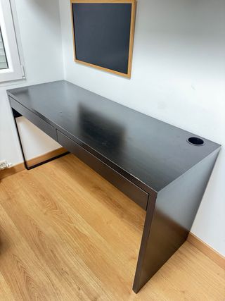 Escritorio negro con cajones