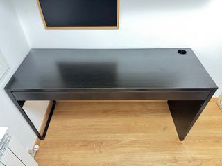 Escritorio negro con cajones