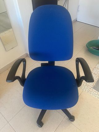 Silla de oficina azul y negra