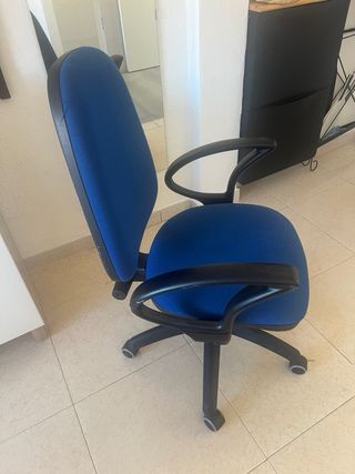 Silla de oficina azul y negra