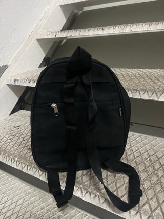 Mochila tipo bolso  pequeña negra.