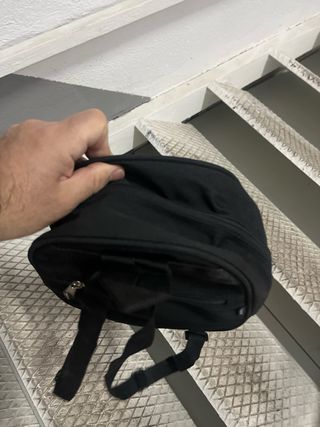 Mochila tipo bolso  pequeña negra.