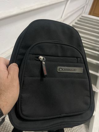 Mochila tipo bolso  pequeña negra.
