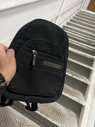 Mochila tipo bolso  pequeña negra.