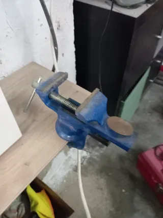 Tornillo de banco azul para mesa