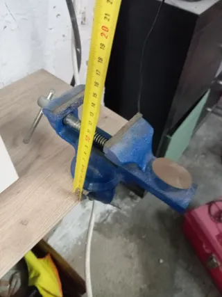 Tornillo de banco azul para mesa