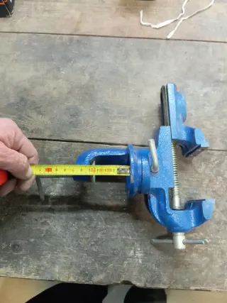 Tornillo de banco azul para mesa