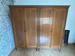Armario de madera clásico