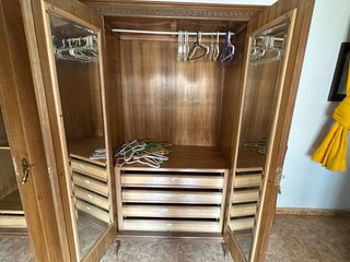 Armario de madera clásico