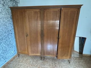 Armario de madera clásico
