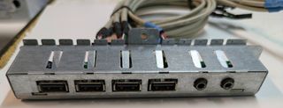 HP Pavilion 1B03 5WY G B Front Panel I/O anteriore