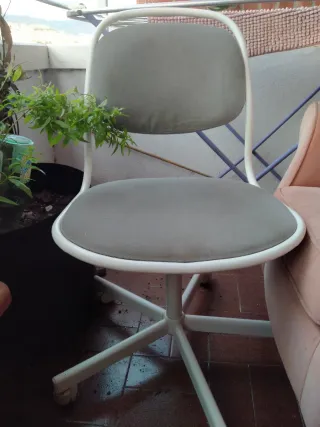 Silla de escritorio giratoria gris