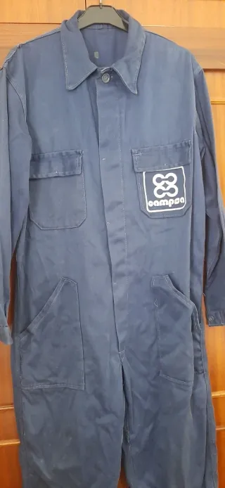 Mono de trabajo azul con logo