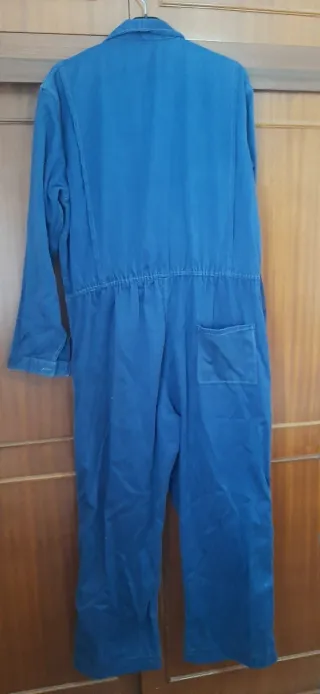 Mono de trabajo azul con logo