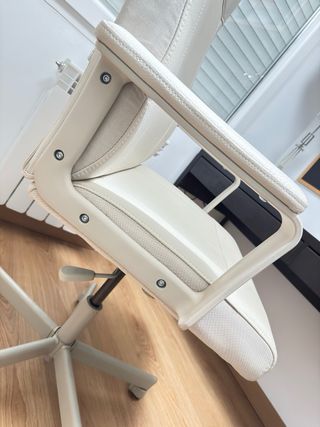 Silla de oficina beige con ruedas