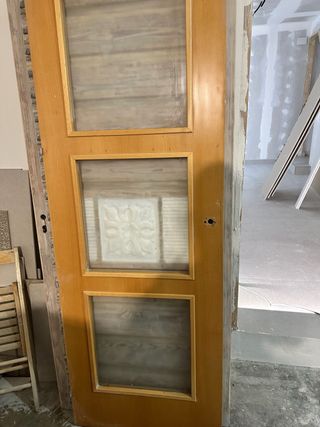 Puerta madera con cristales opacos