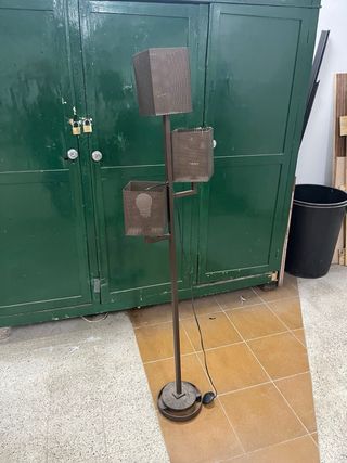 Lámpara de pie de hierro