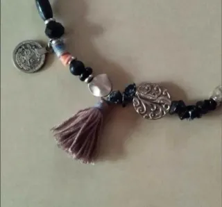 Gargantilla elástica boho con cuentas y colgantes