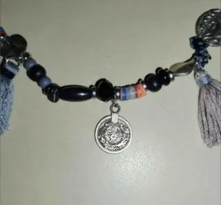 Gargantilla elástica boho con cuentas y colgantes