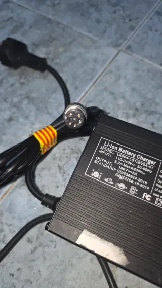 Cargador Patinete Eléctrico 126V