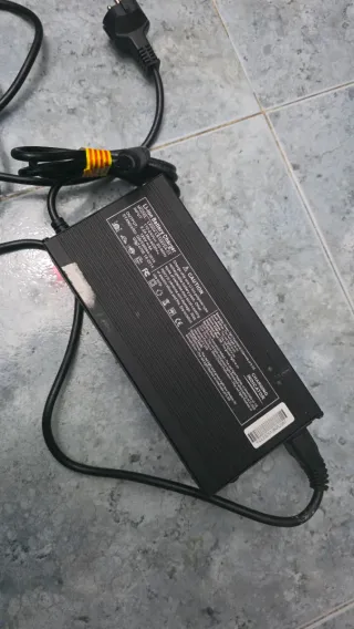 Cargador Patinete Eléctrico 126V
