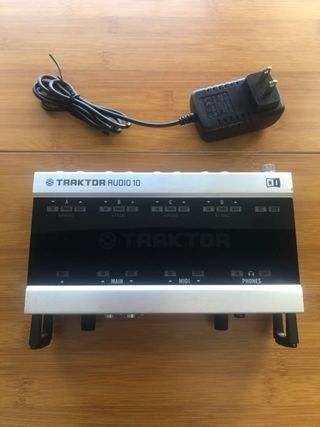 Traktor Audio 10 + Vinilos Timecode + CDs