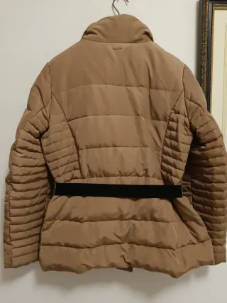 Chaquetón beige mujer con cinturón