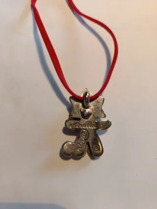 Colgante niña estrella plata y cordón rojo