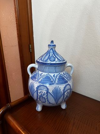 Jarrón de cerámica azul y blanco