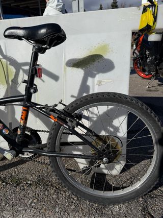 Bicicleta infantil B'Twin naranja y negra