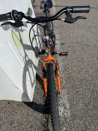 Bicicleta infantil B'Twin naranja y negra