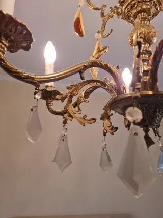 Lámpara de araña dorada con cristales