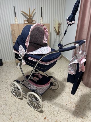 Carro de muñecas azul con capota y paraguas
