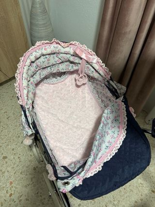 Carro de muñecas azul con capota y paraguas