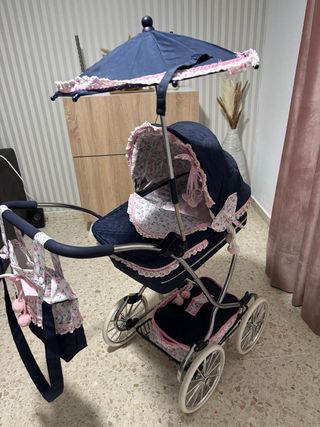 Carro de muñecas azul con capota y paraguas