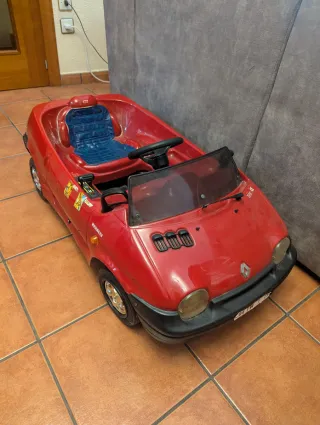 Coche Twingo y cargador de batería