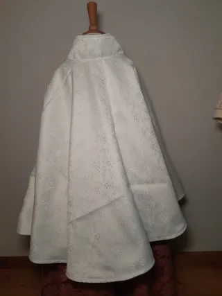 Capa blanca con broches