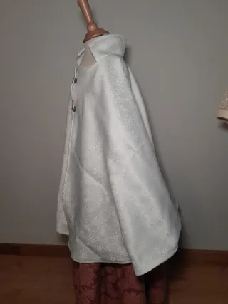 Capa blanca con broches