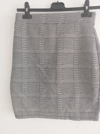 Falda de cuadros gris y blanca