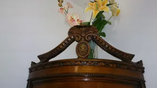 Angoliera in legno finemente intarsiata