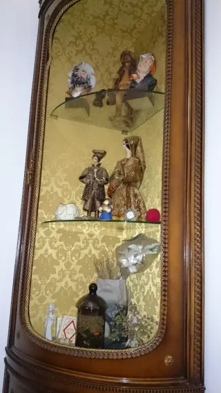 Angoliera in legno finemente intarsiata