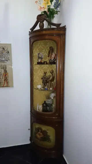 Angoliera in legno finemente intarsiata