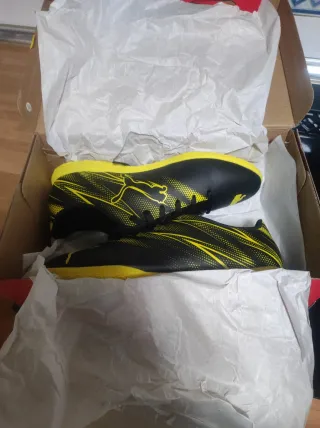 Zapatillas Fútbol Puma Negras y Amarillas