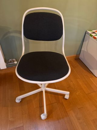 Silla de escritorio Ikea blanca y negra