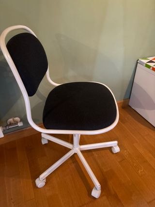 Silla de escritorio Ikea blanca y negra