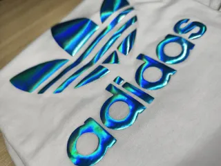 Camiseta Adidas Holográfica Blanca