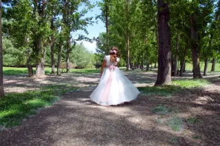 Vestido de comunión blanco roto y rosa
