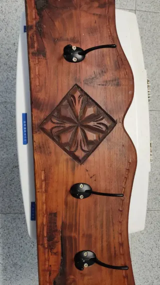 Perchero madera maciza tallada