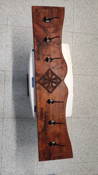 Perchero madera maciza tallada