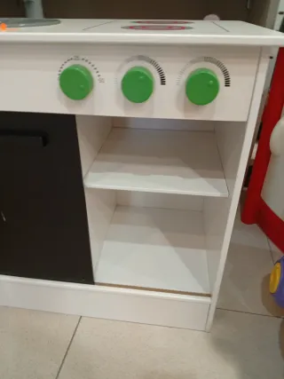 Cocinita de madera blanca